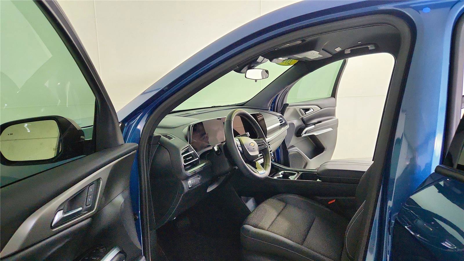 Used 2025 Chevrolet Traverse LT w/ Driver Confidence Package image 16