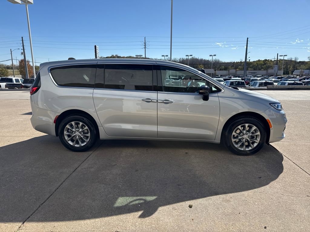 New 2026 Chrysler Pacifica Select image 7
