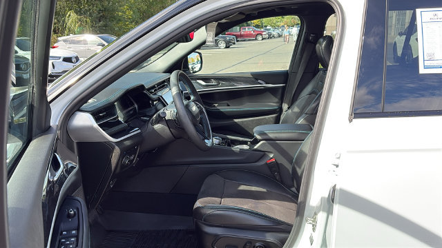 Used 2023 Jeep Grand Cherokee Trailhawk AWD/4WD image 10