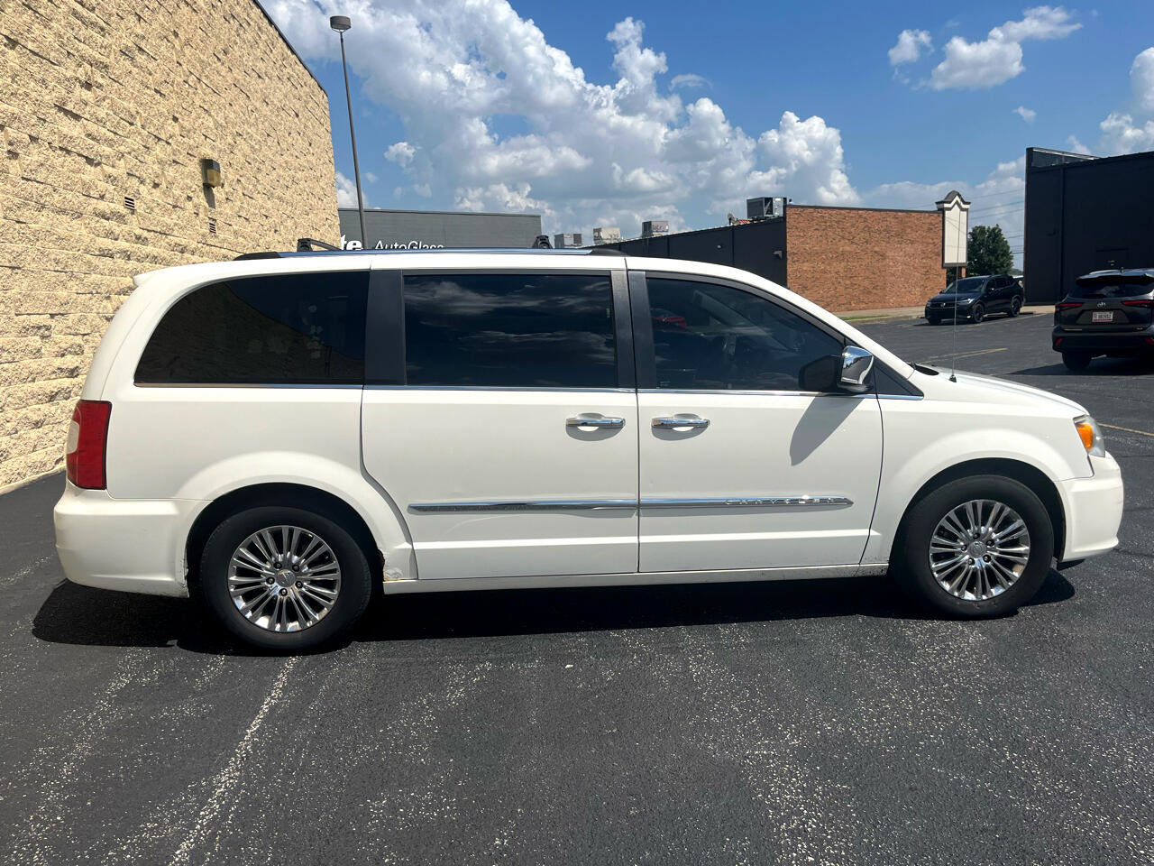 Used 2011 Chrysler Town & Country Limited image 6
