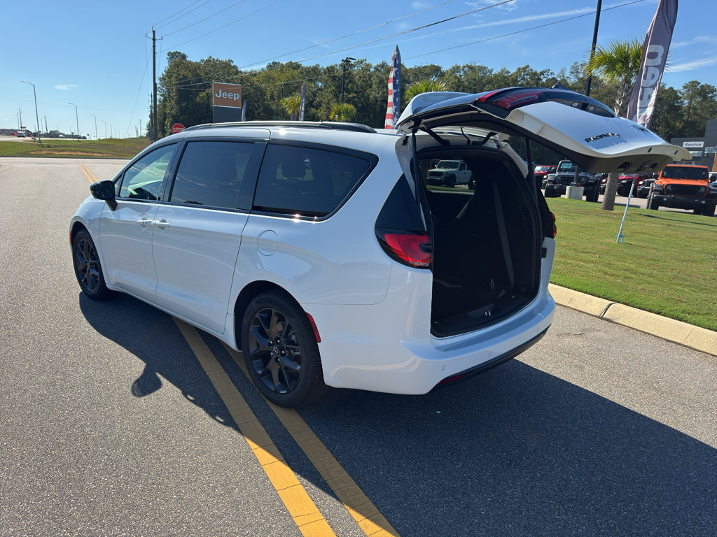 New 2026 Chrysler Pacifica Limited w/ S Appearance Package FWD image 15