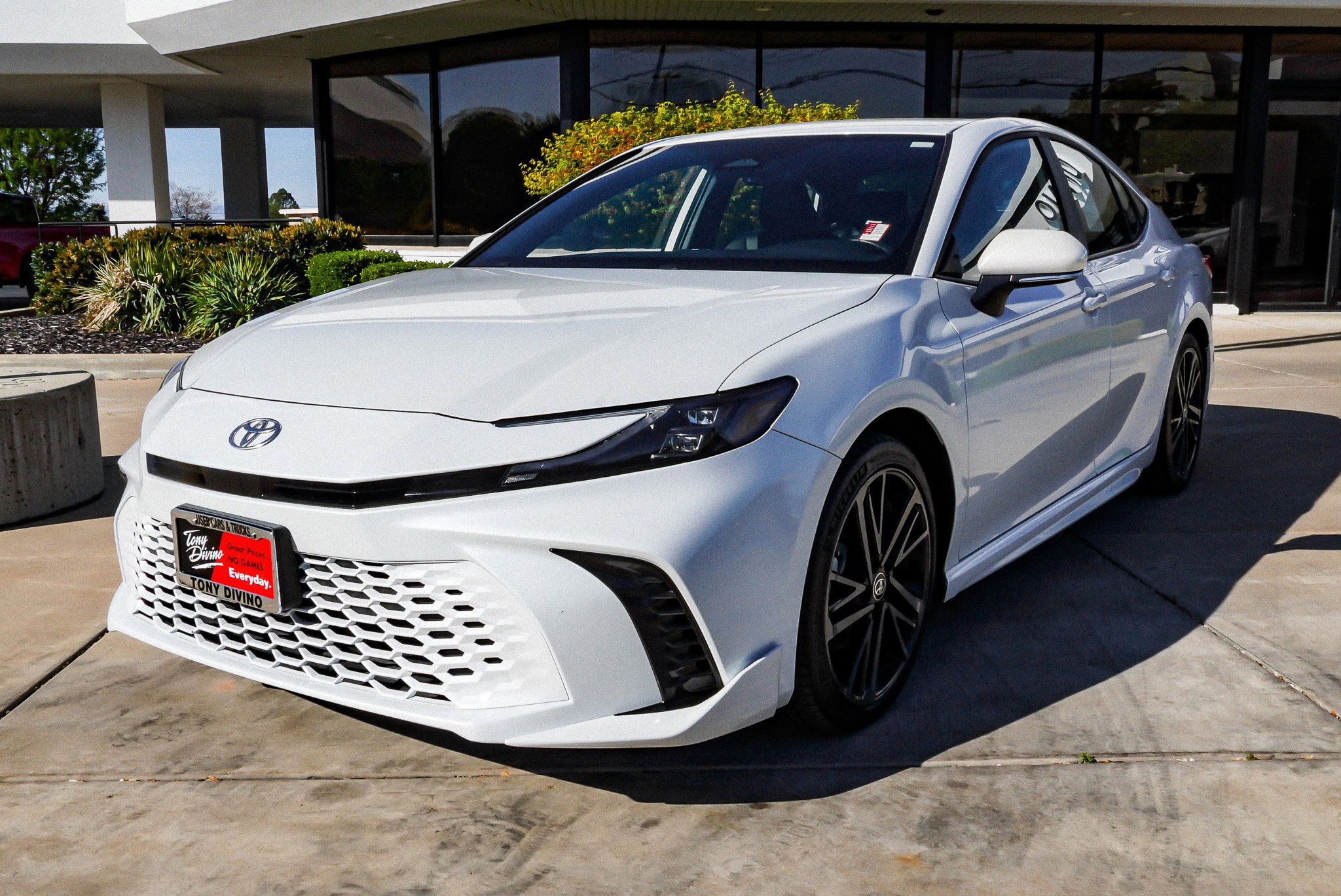 Used 2025 Toyota Camry XSE FWD image 4