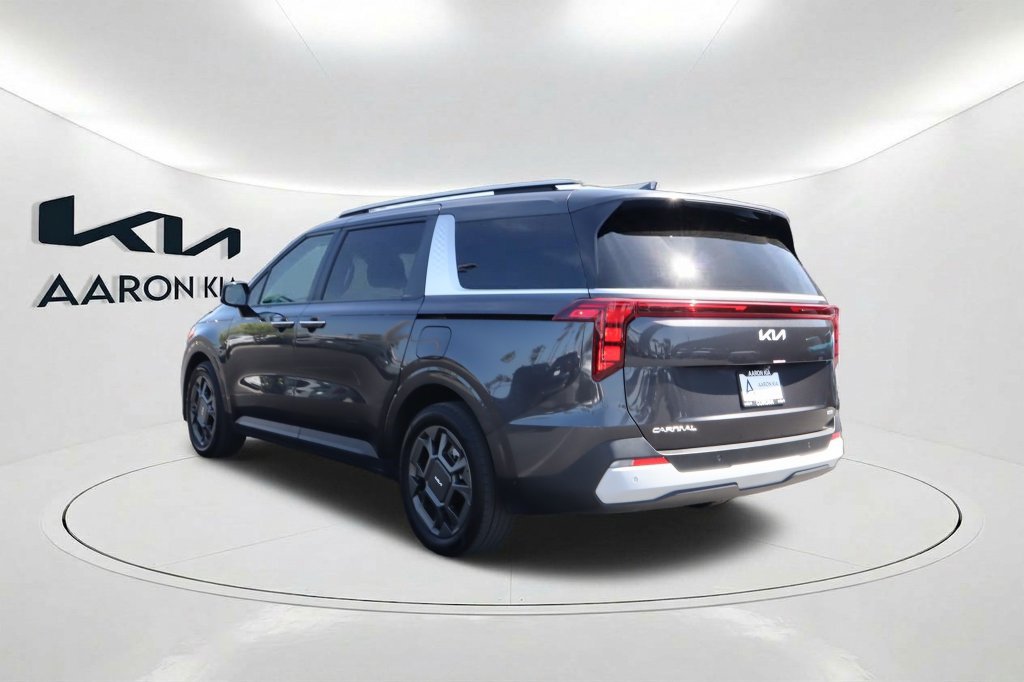 Used 2025 Kia Carnival EX FWD image 7