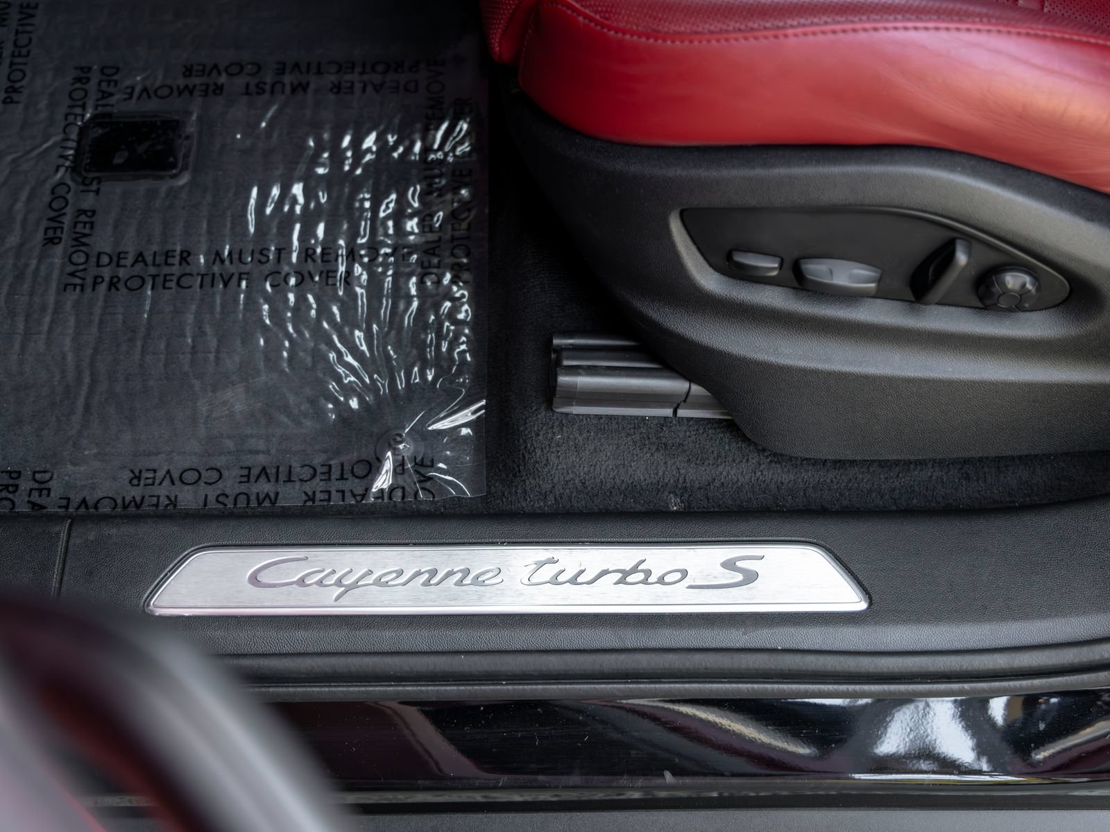 Certified 2022 Porsche Cayenne Turbo S AWD/4WD image 27