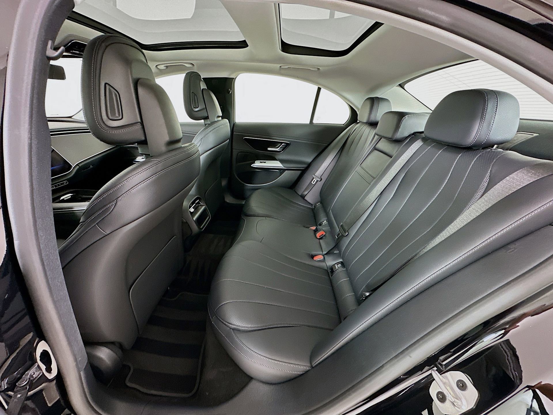 Used 2025 Mercedes-Benz E 350 Sedan image 26