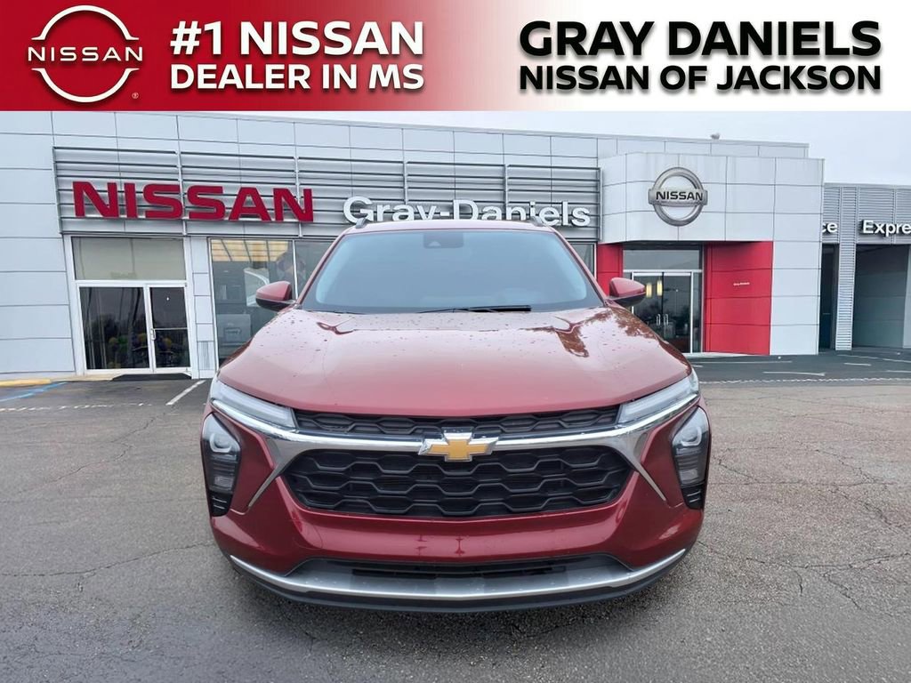 Used 2024 Chevrolet Trax LT w/ Driver Confidence Package FWD image 2
