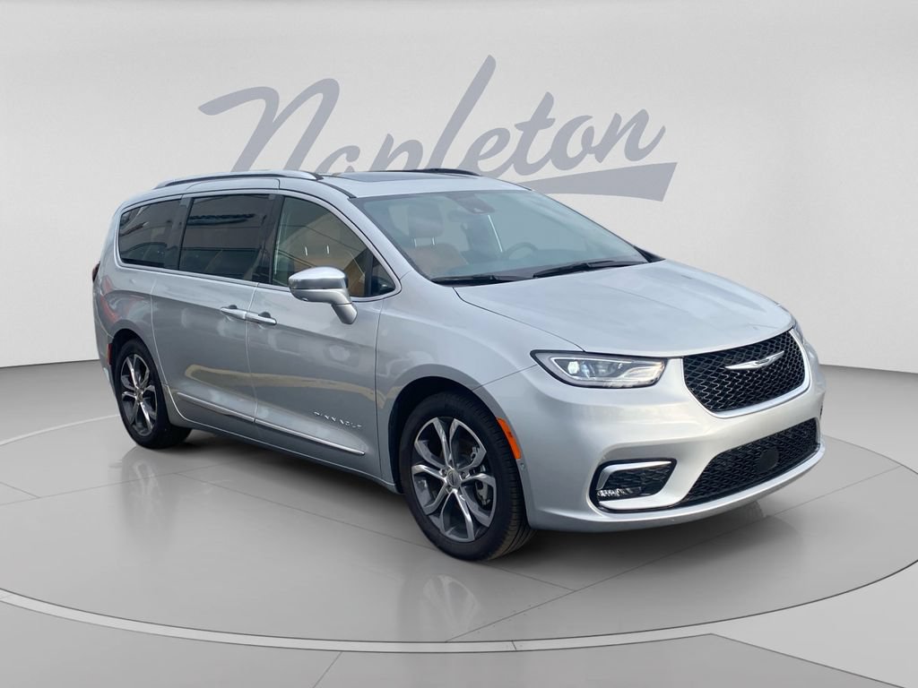 Used 2024 Chrysler Pacifica Pinnacle FWD image 3