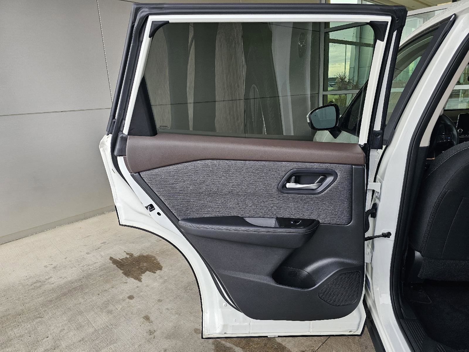 Used 2023 Nissan Rogue SV image 16