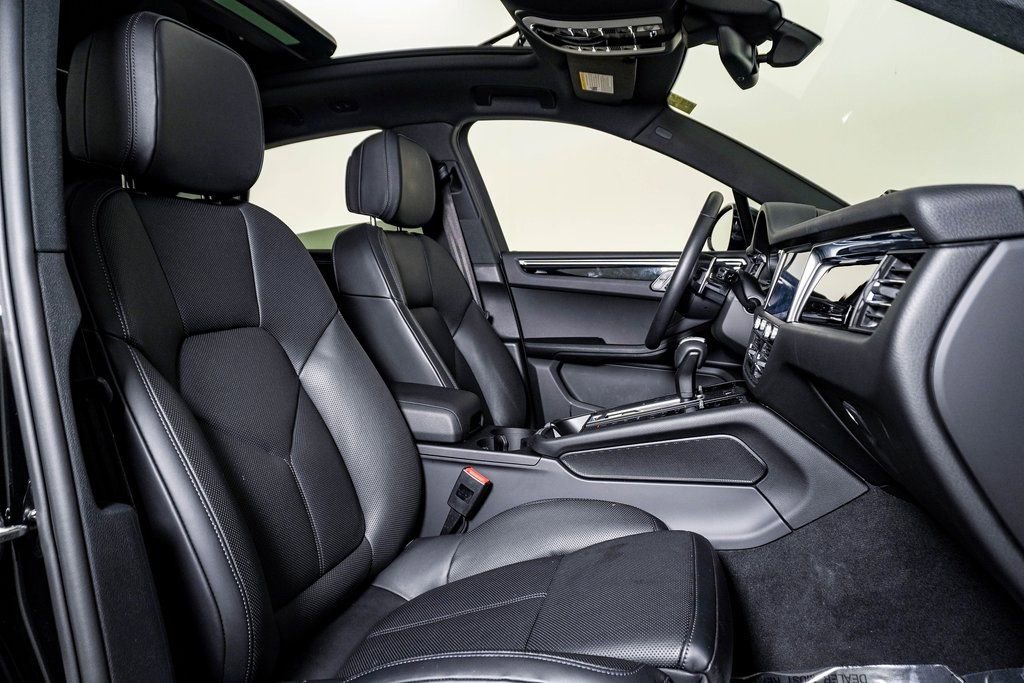 Certified 2025 Porsche Macan image 15