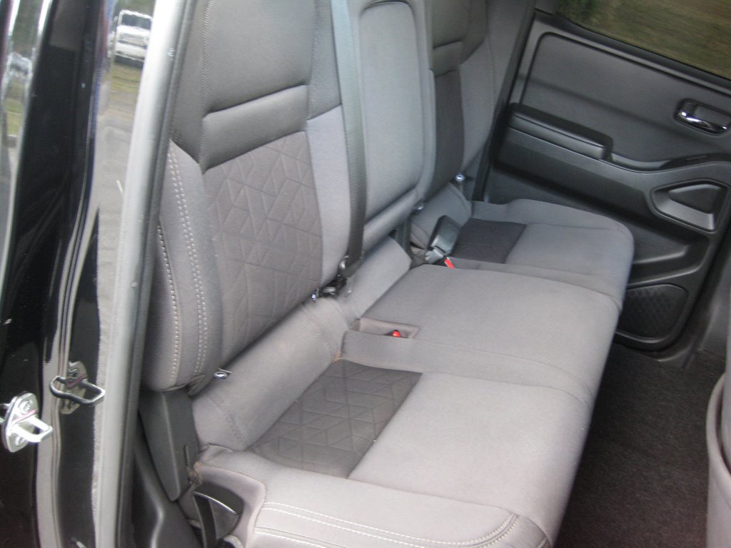 Used 2025 Nissan Frontier SV image 31
