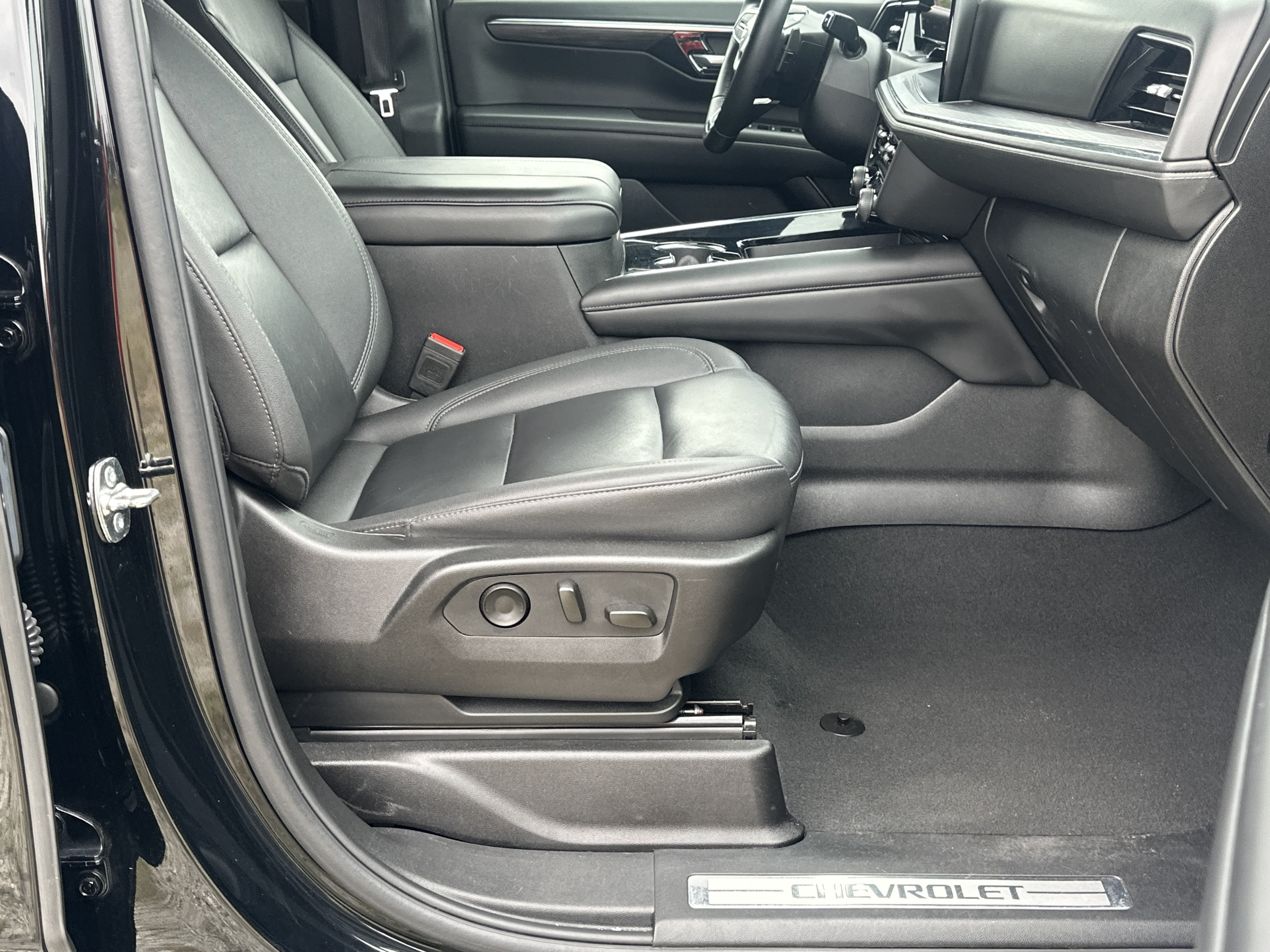Used 2025 Chevrolet Suburban LT AWD/4WD image 13