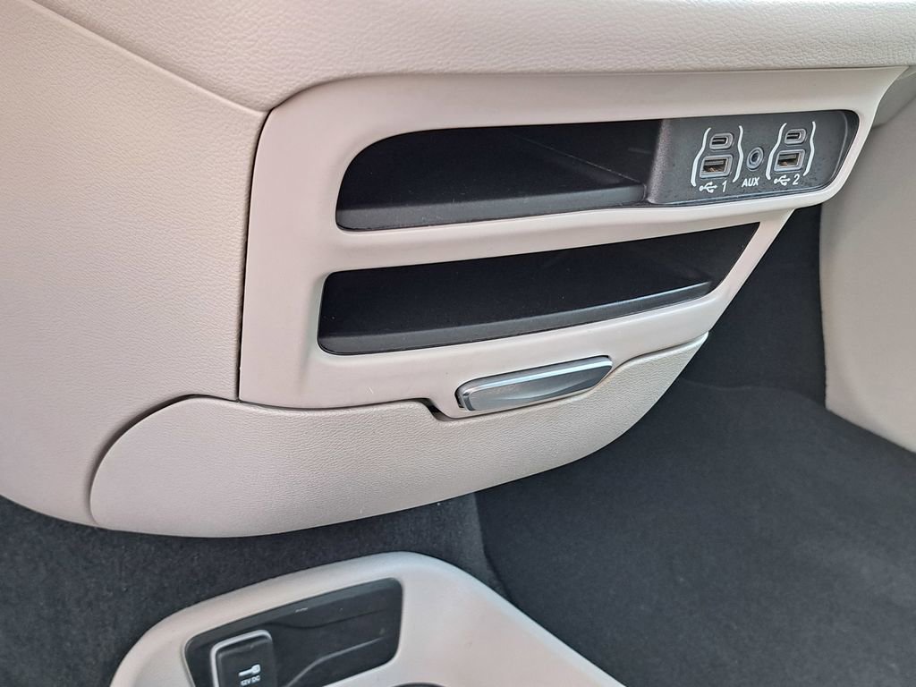 Used 2024 Chrysler Pacifica Touring-L image 11