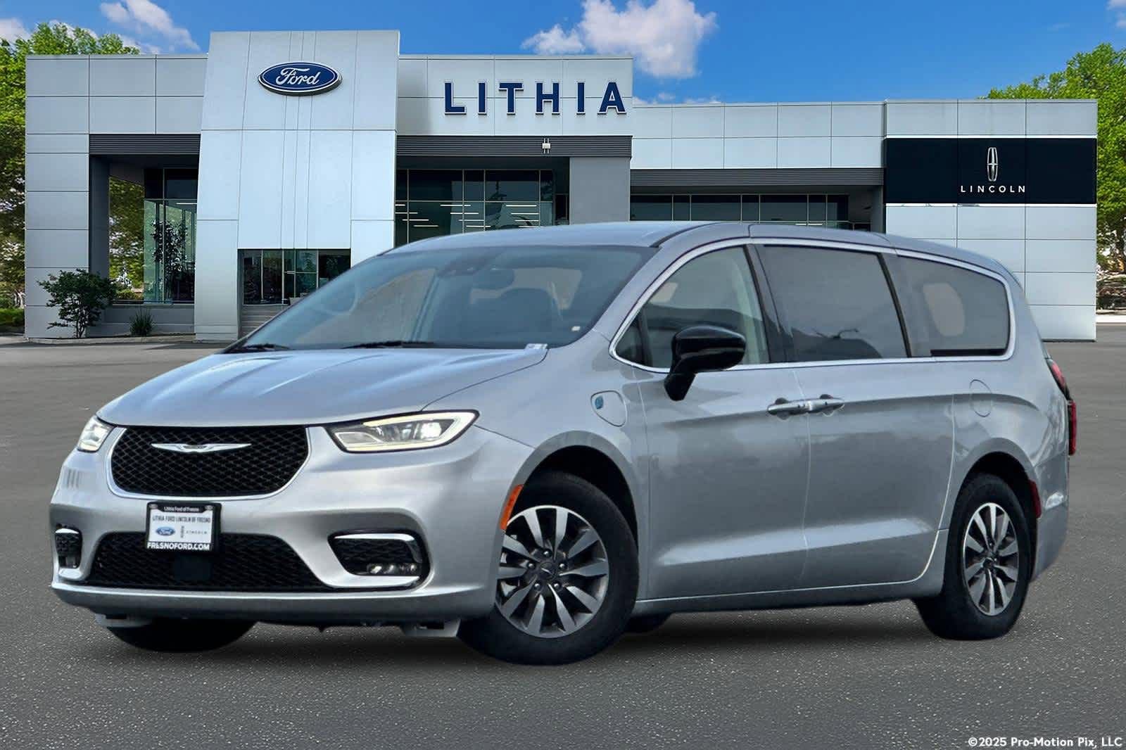 Used 2024 Chrysler Pacifica Select