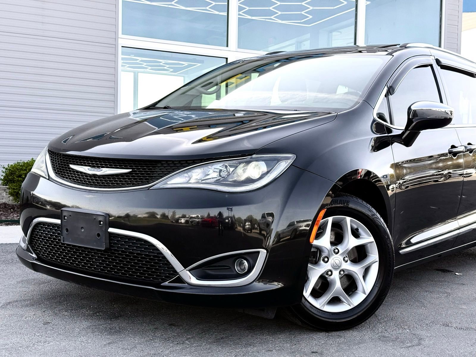 Used 2020 Chrysler Pacifica Limited FWD image 4