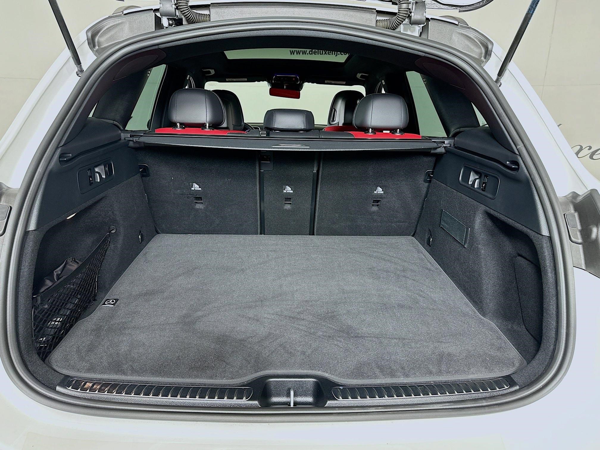 Used 2025 Mercedes-Benz GLC 300 4MATIC image 23