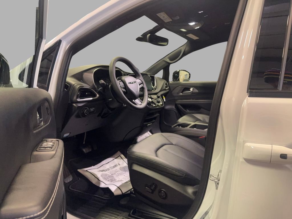 New 2026 Chrysler Pacifica Select w/ S Appearance Package image 18