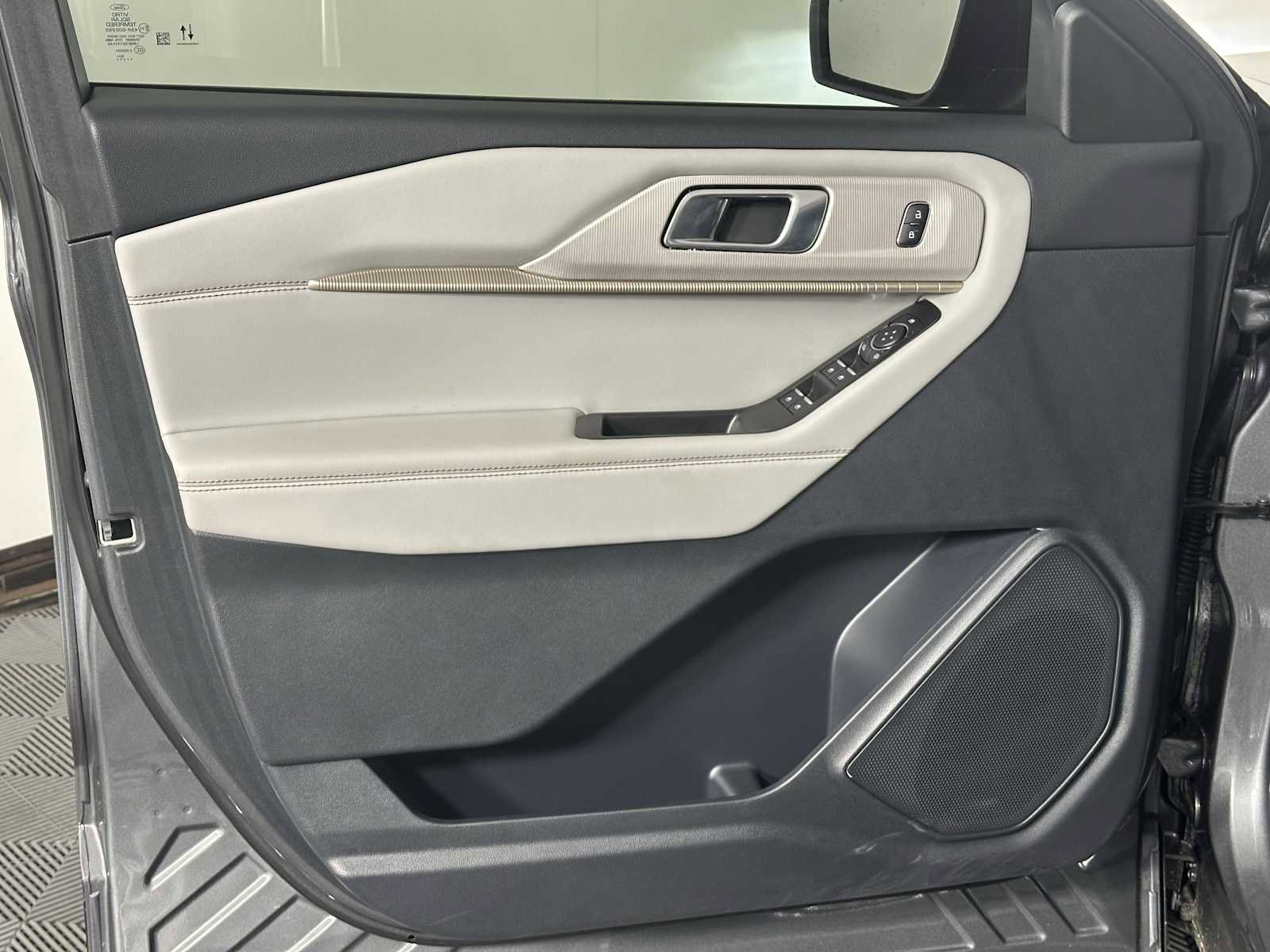 Used 2025 Ford Explorer Active w/ Active Comfort Package AWD/4WD image 9