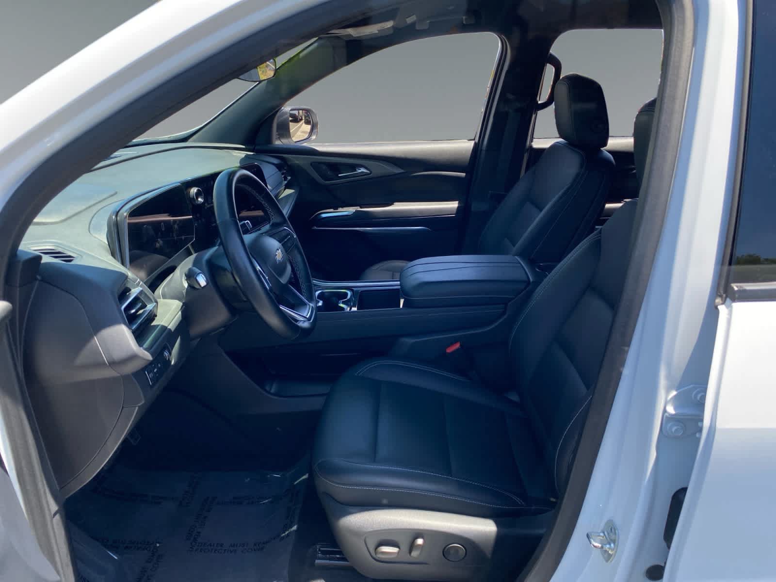Used 2025 Chevrolet Traverse LT FWD image 9