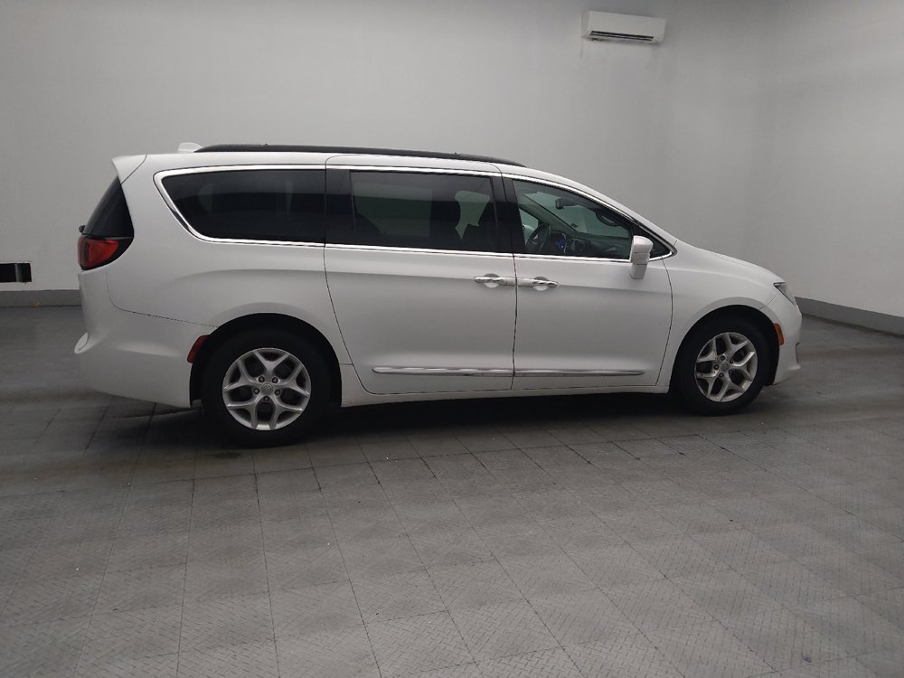 Used 2017 Chrysler Pacifica Touring-L w/ Tire & Wheel Group FWD image 10