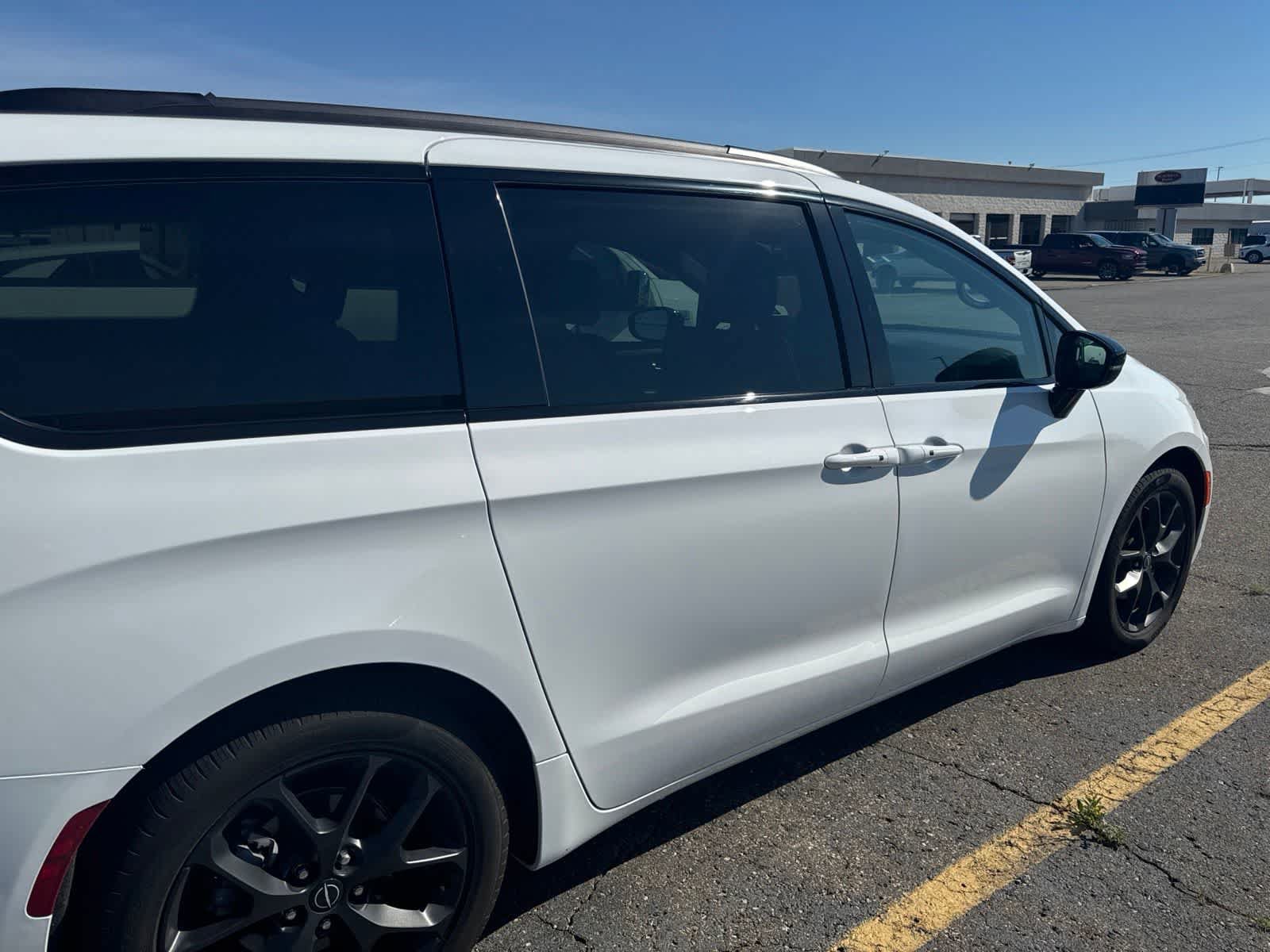 Used 2025 Chrysler Pacifica Limited FWD image 28