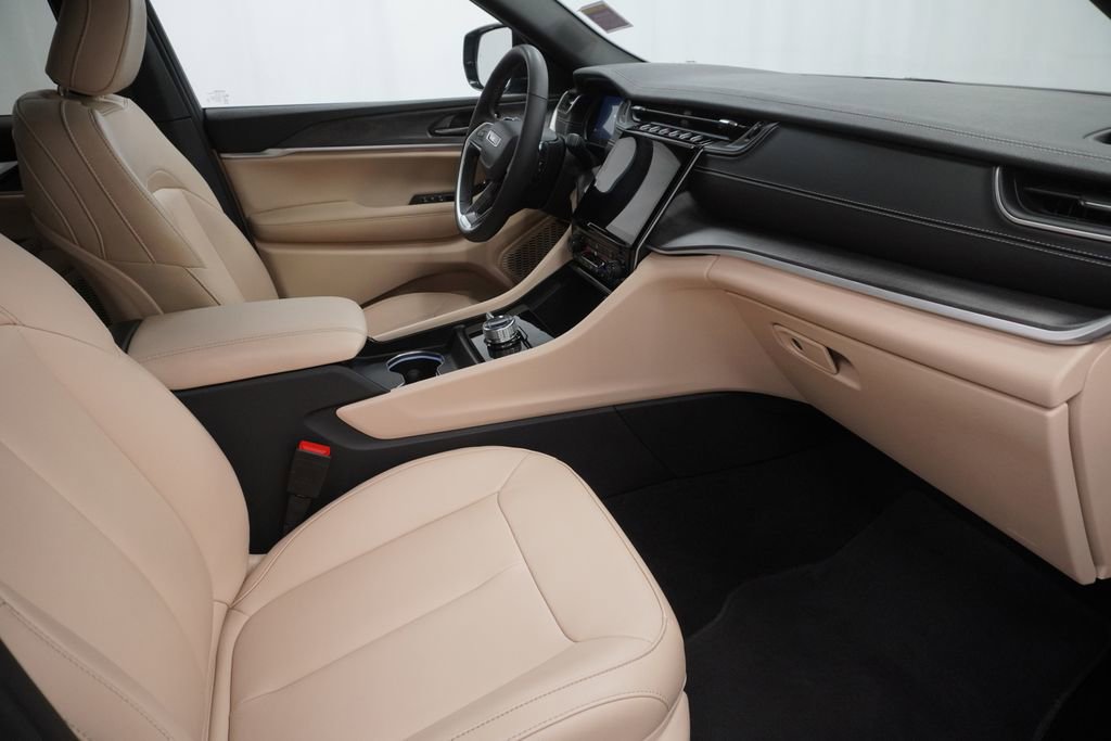 Certified 2024 Jeep Grand Cherokee Limited w/ Black Appearance Package image 48