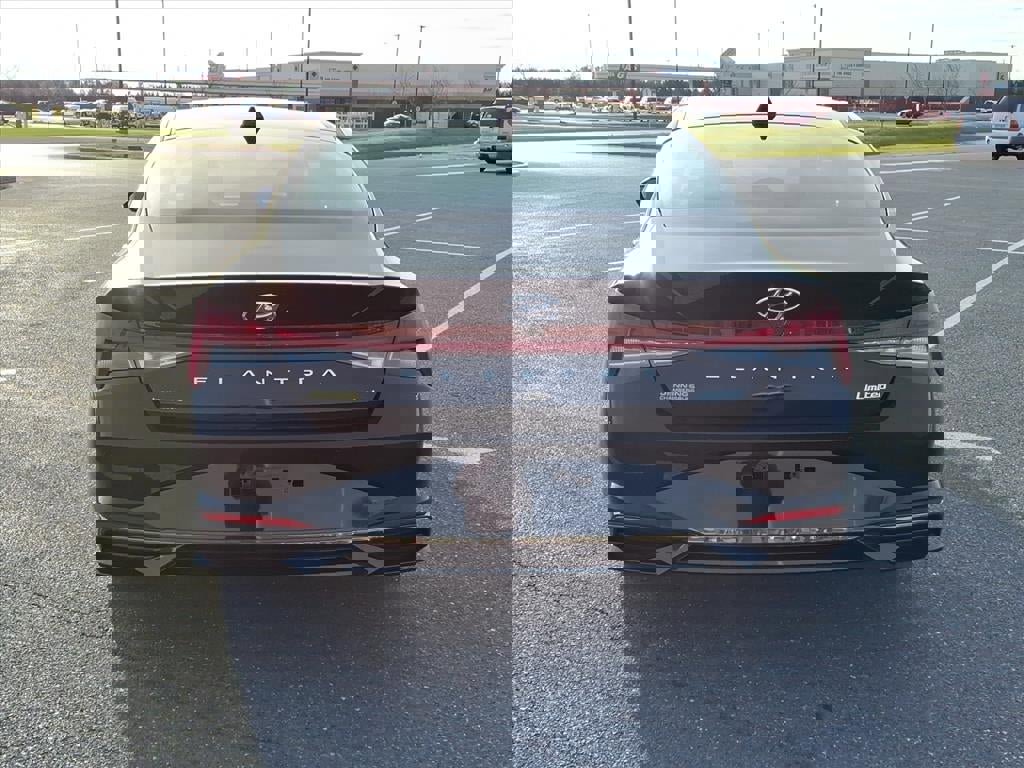 Used 2023 Hyundai Elantra Limited image 5