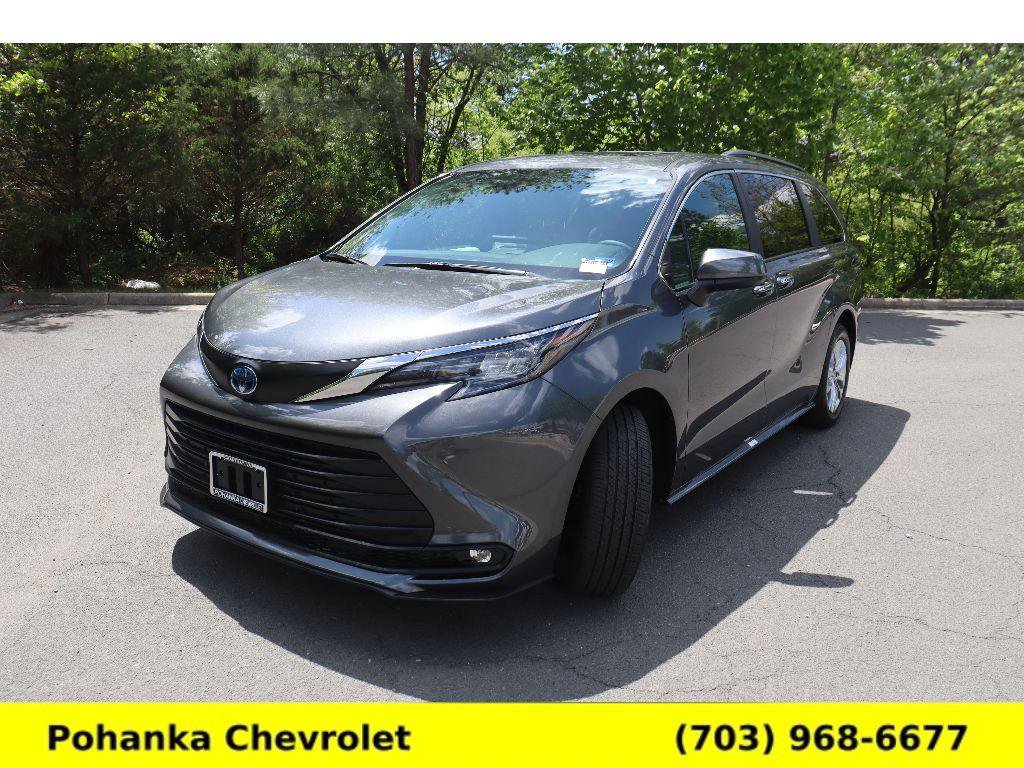 Used 2025 Toyota Sienna XLE w/ XLE Plus Package AWD/4WD image 3