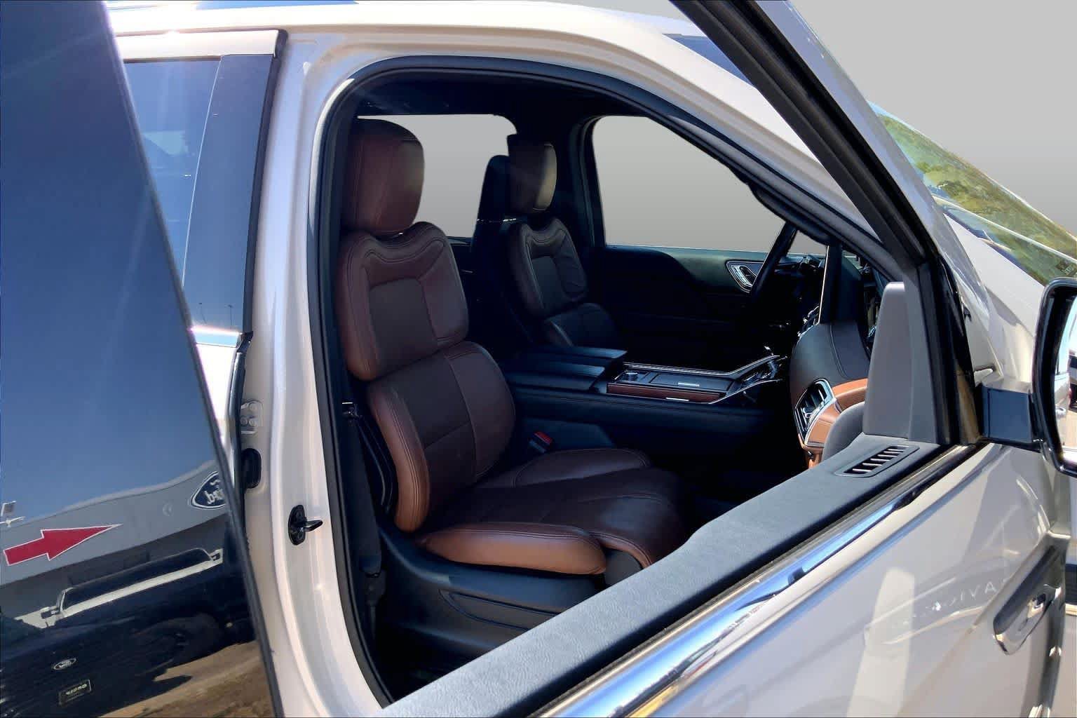 Used 2022 Lincoln Navigator Reserve AWD/4WD image 9