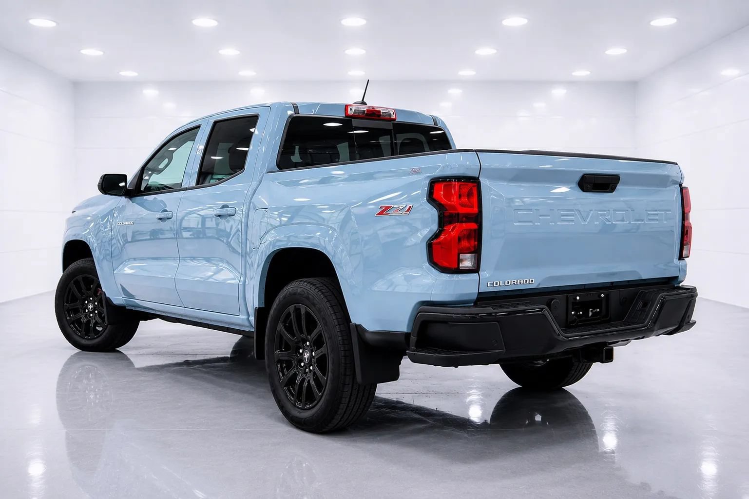 Used 2025 Chevrolet Colorado Z71 w/ Technology Package AWD/4WD image 3