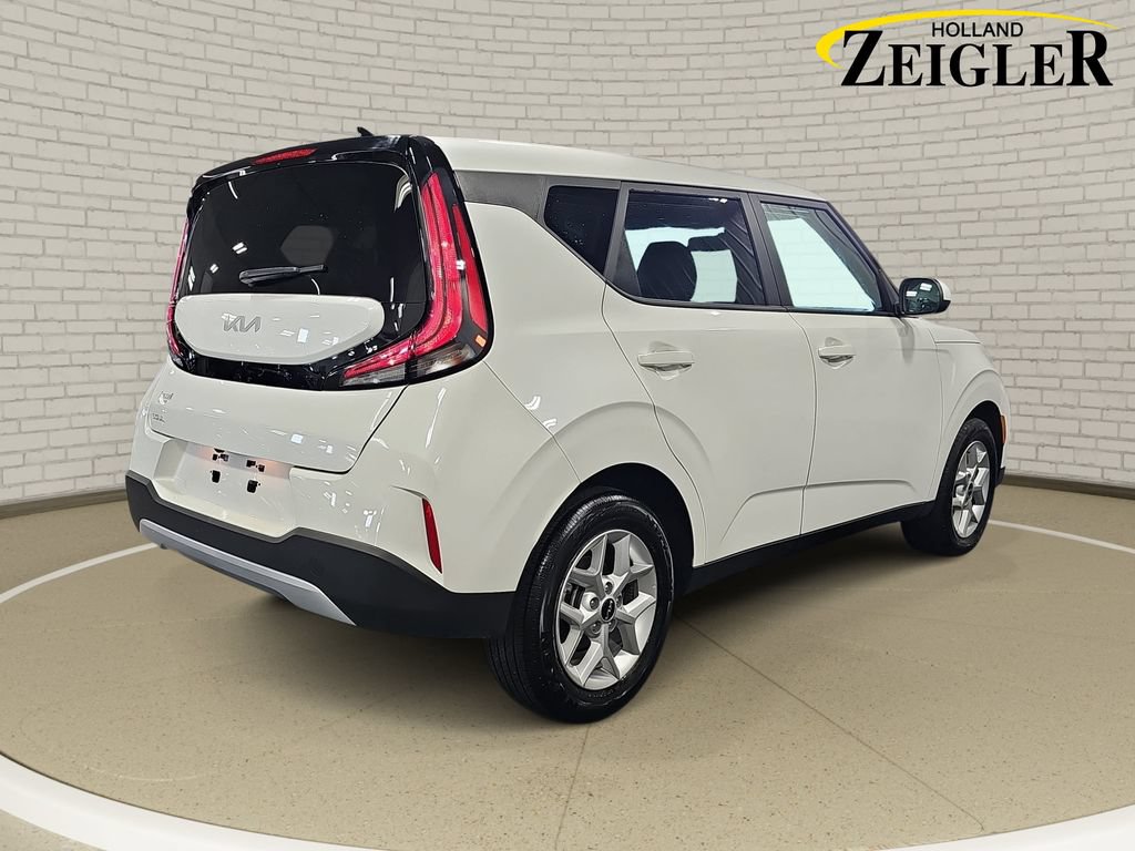 Certified 2025 Kia Soul LX w/ LX Technology Package FWD image 5