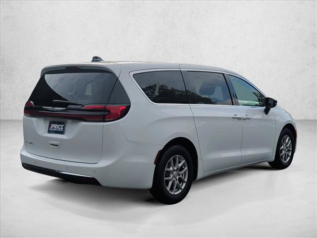 Used 2025 Chrysler Pacifica Select FWD image 5
