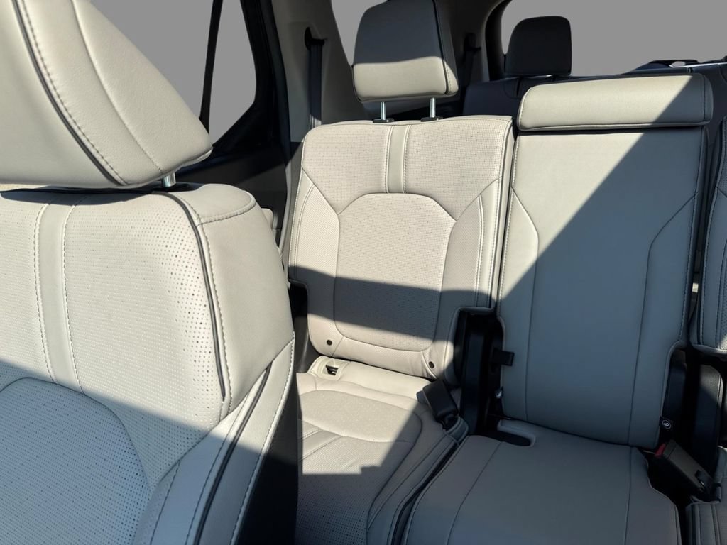 Used 2025 Honda Pilot Elite image 16