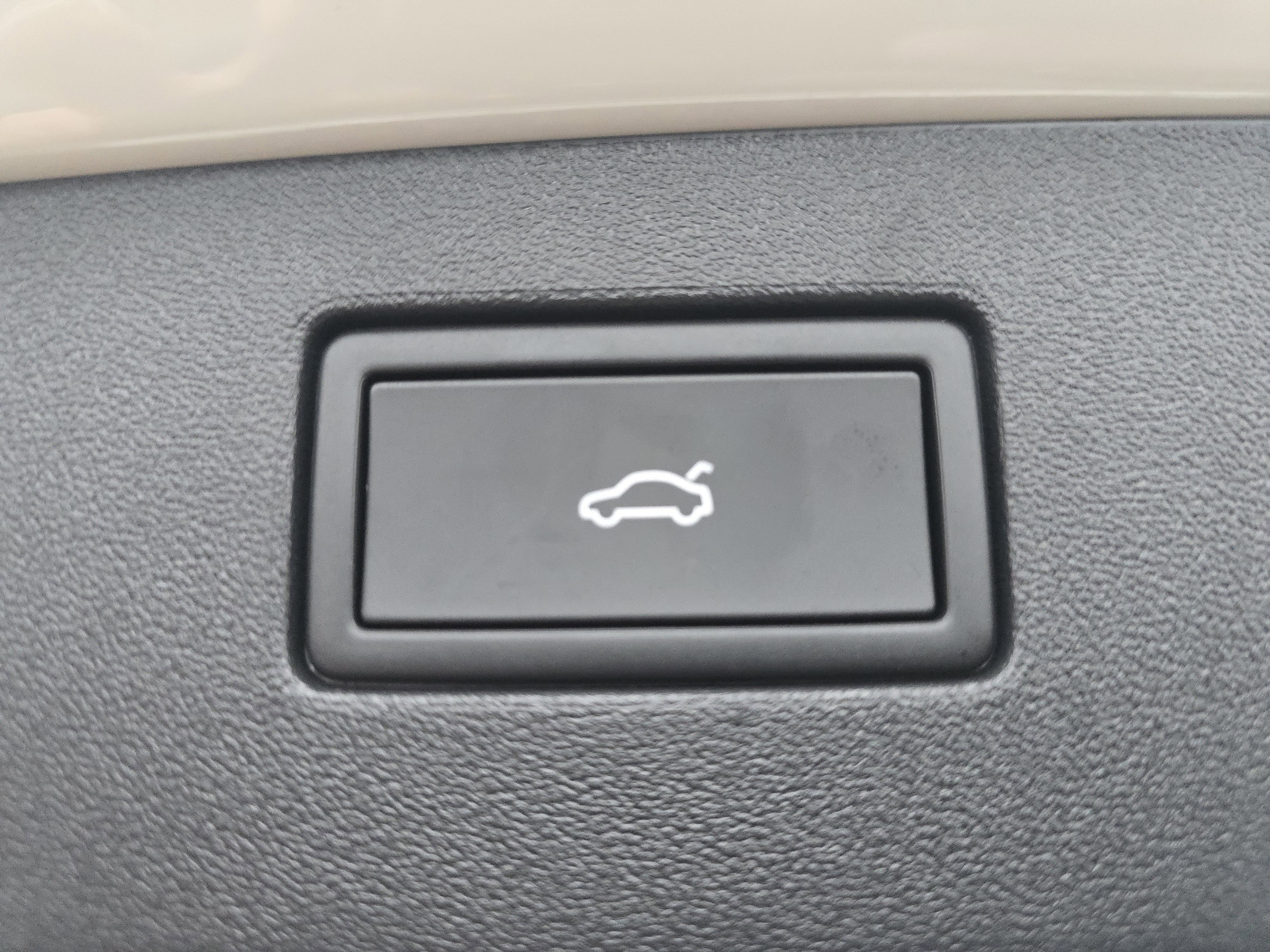 New 2026 Volkswagen Tiguan SE R-Line image 16