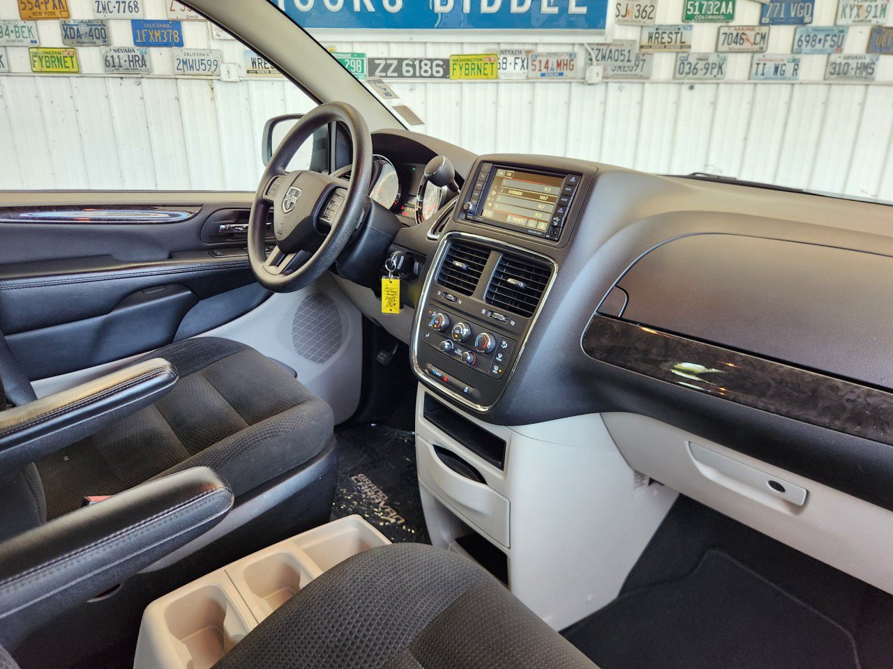 Used 2016 Dodge Grand Caravan SE w/ Quick Order Package 29E SE FWD image 2