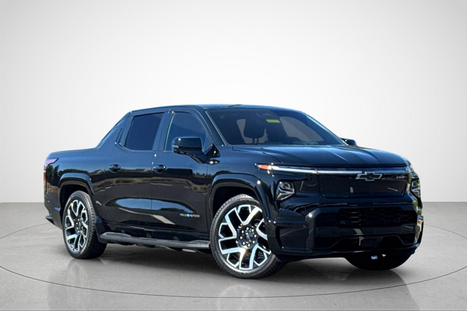 Used 2025 Chevrolet Silverado EV RST AWD/4WD image 2