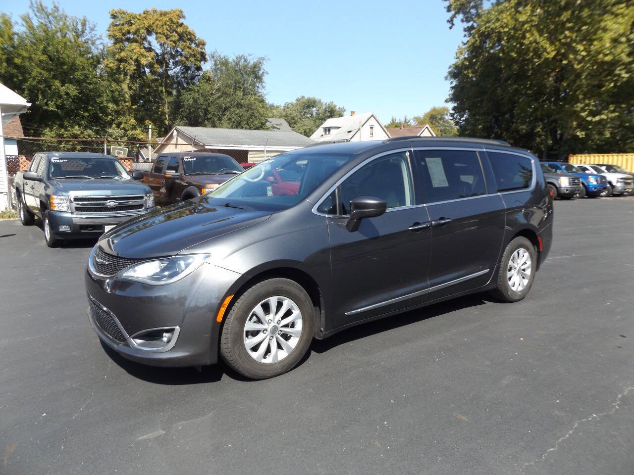 Used 2017 Chrysler Pacifica Touring-L image 1
