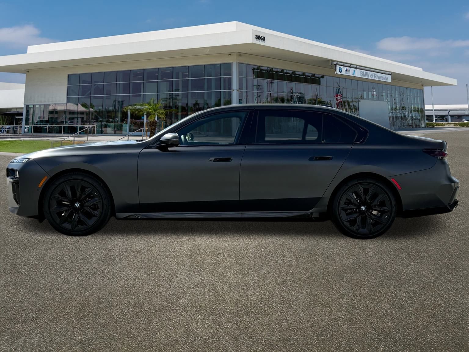 Used 2025 BMW 760i xDrive w/ Premium Package image 5