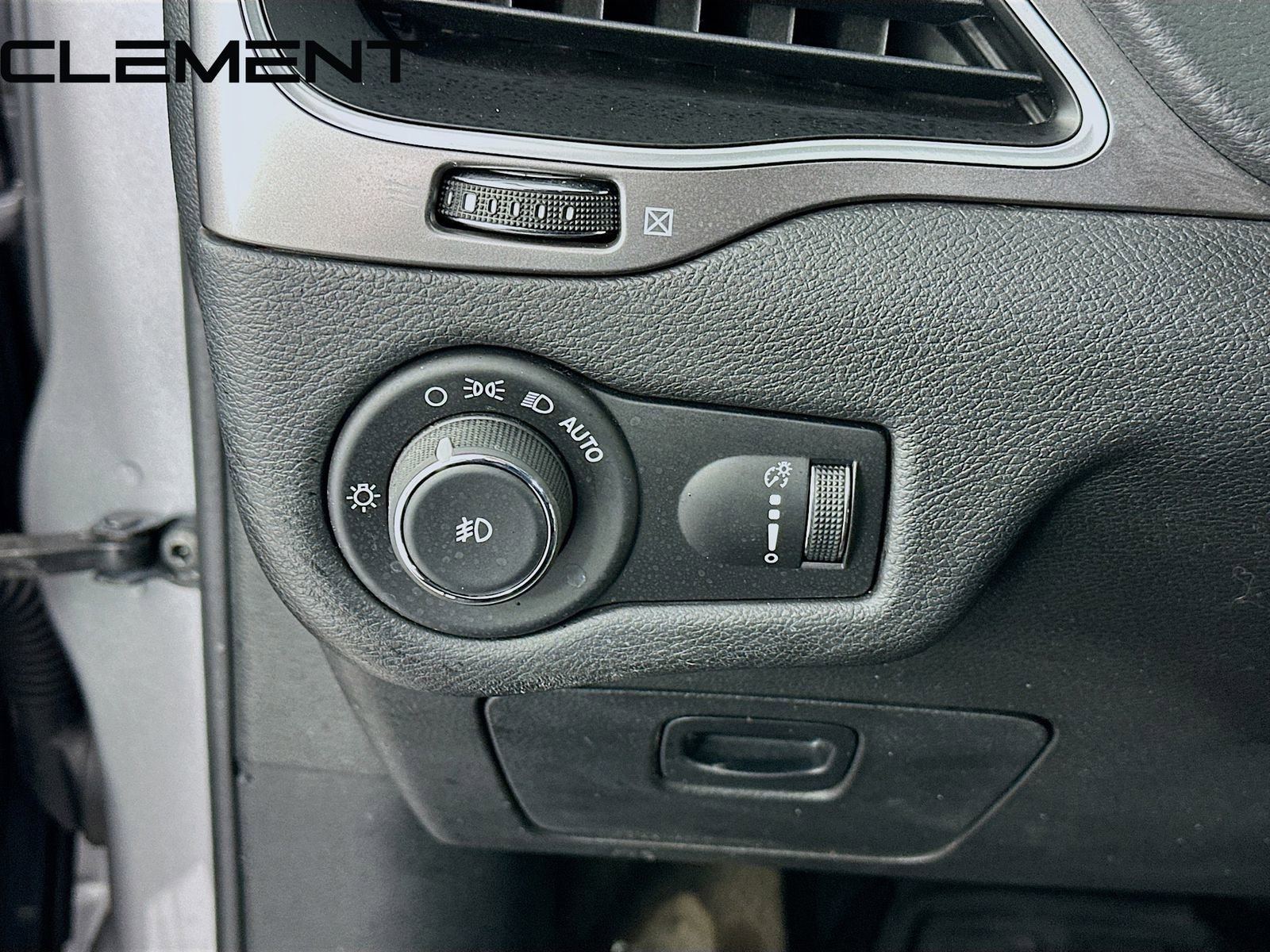 Used 2019 Jeep Cherokee Latitude w/ Cold Weather Group image 13