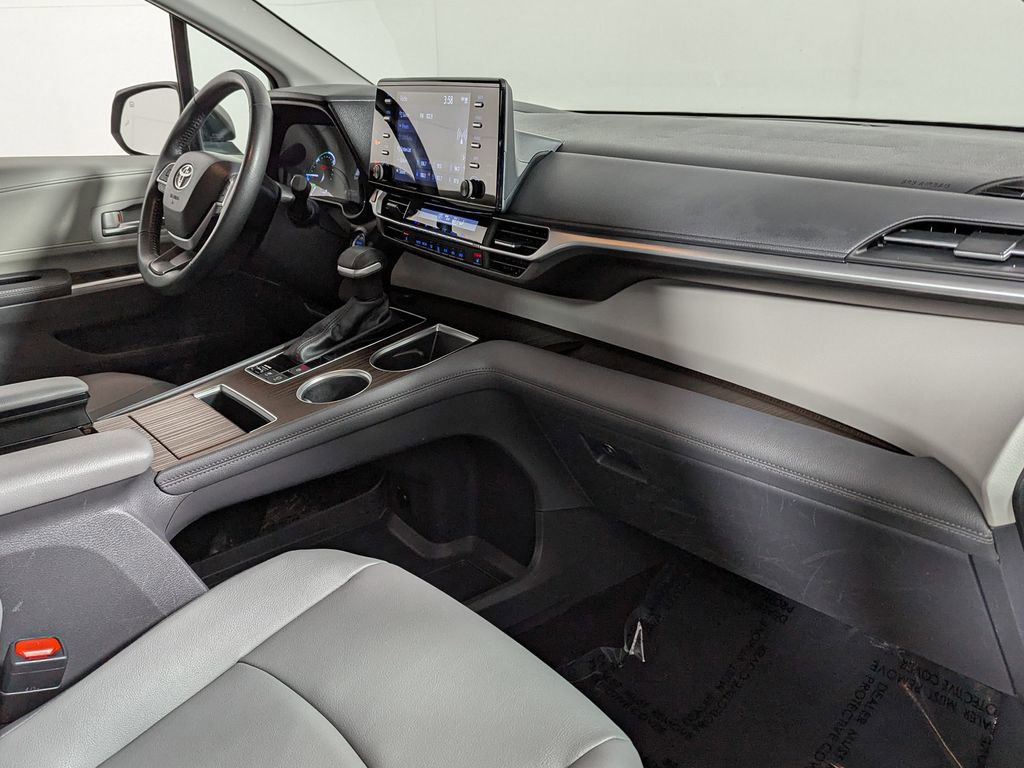 Used 2024 Toyota Sienna XLE image 24