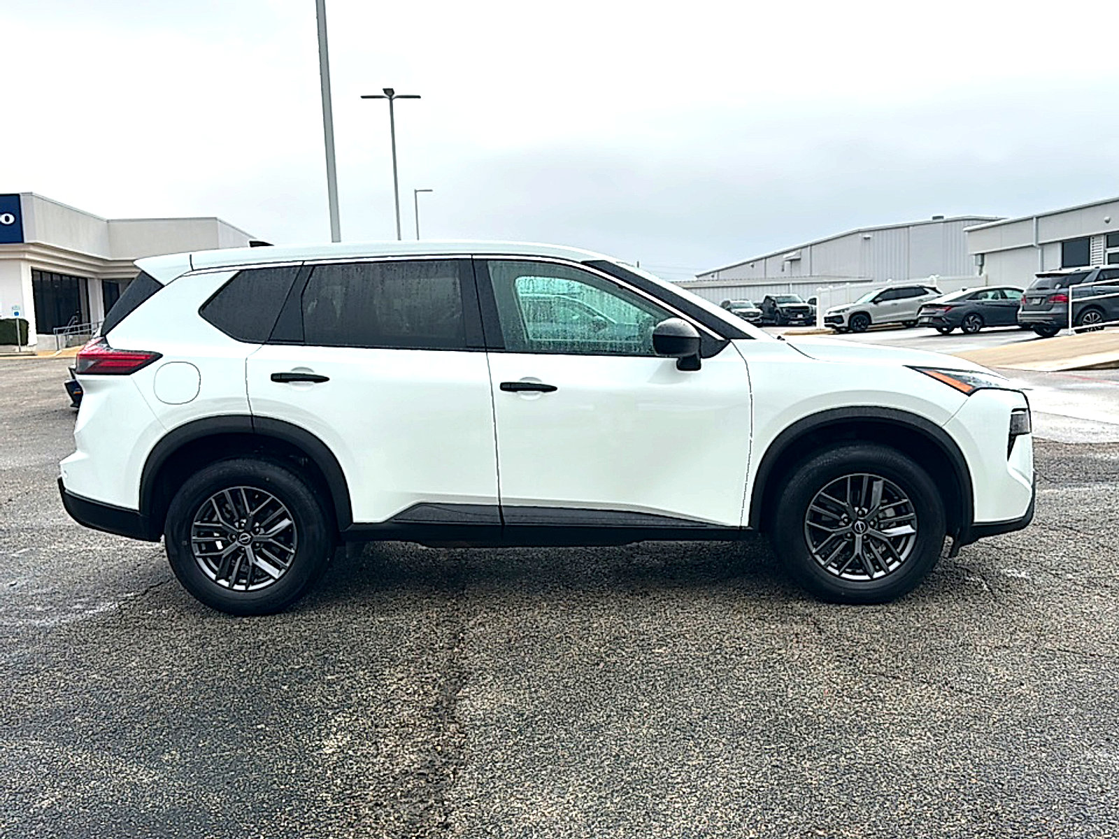 Used 2024 Nissan Rogue S image 9