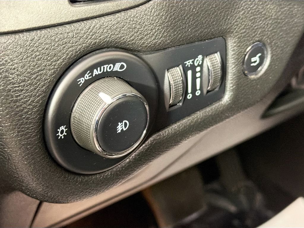 Used 2022 Jeep Cherokee Trailhawk w/ Trailhawk Elite Value Package image 10