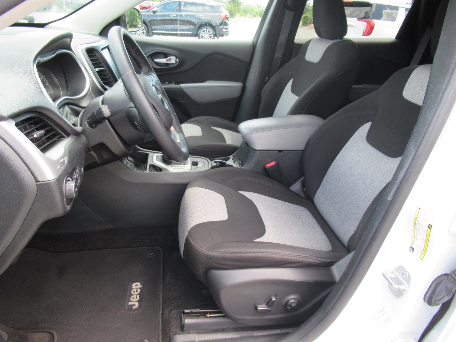 Used 2014 Jeep Cherokee Latitude w/ Comfort/Convenience Group FWD image 17