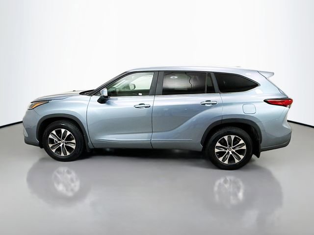 Used 2023 Toyota Highlander XLE AWD/4WD image 4