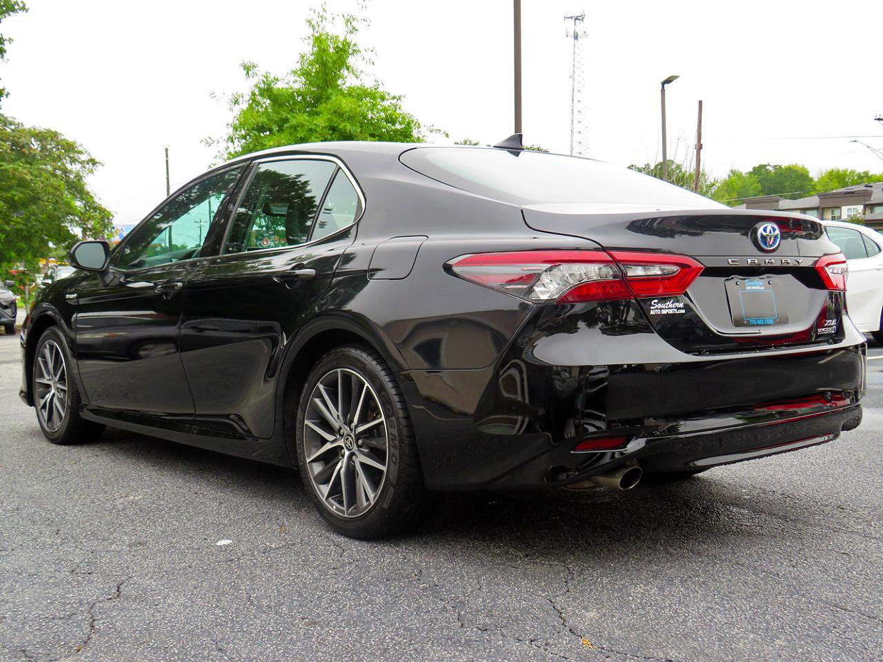 Used 2021 Toyota Camry XLE w/ Navigation Upgrade Package FWD image 9