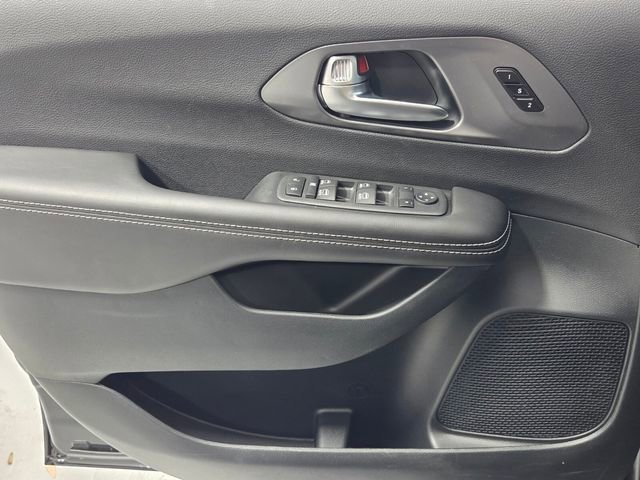 New 2026 Chrysler Pacifica Select image 27