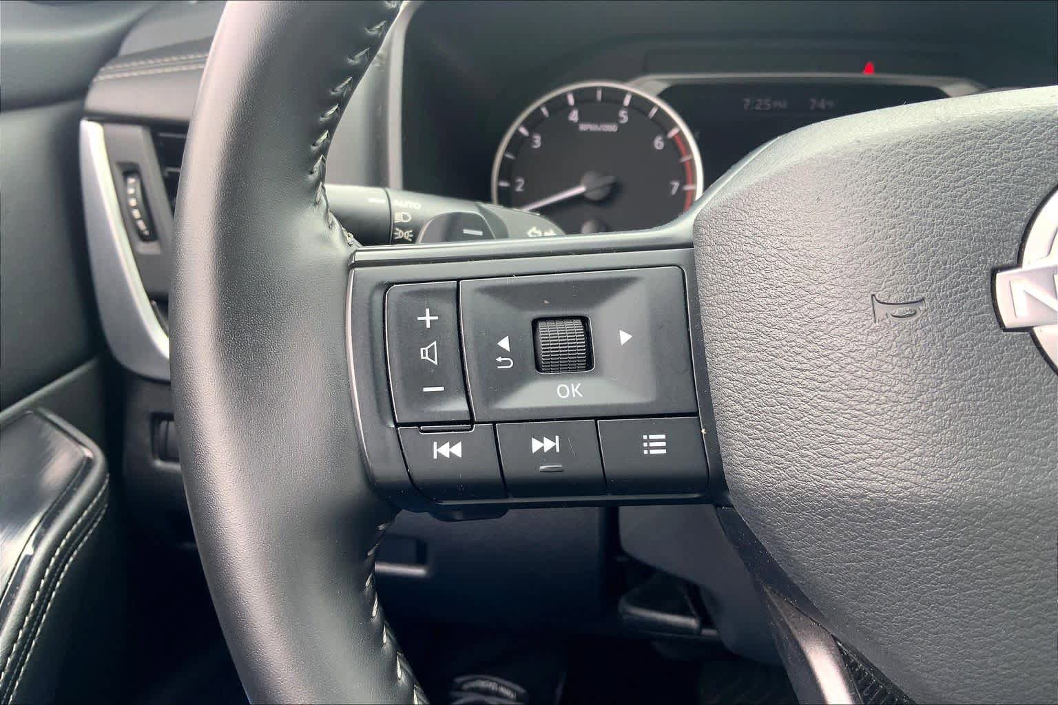 Used 2025 Nissan Rogue SV FWD image 24