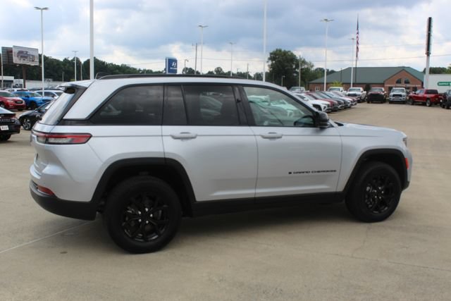 Used 2025 Jeep Grand Cherokee Altitude AWD/4WD image 9