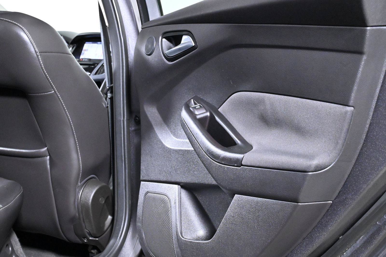 Used 2012 Ford Focus Titanium FWD image 29