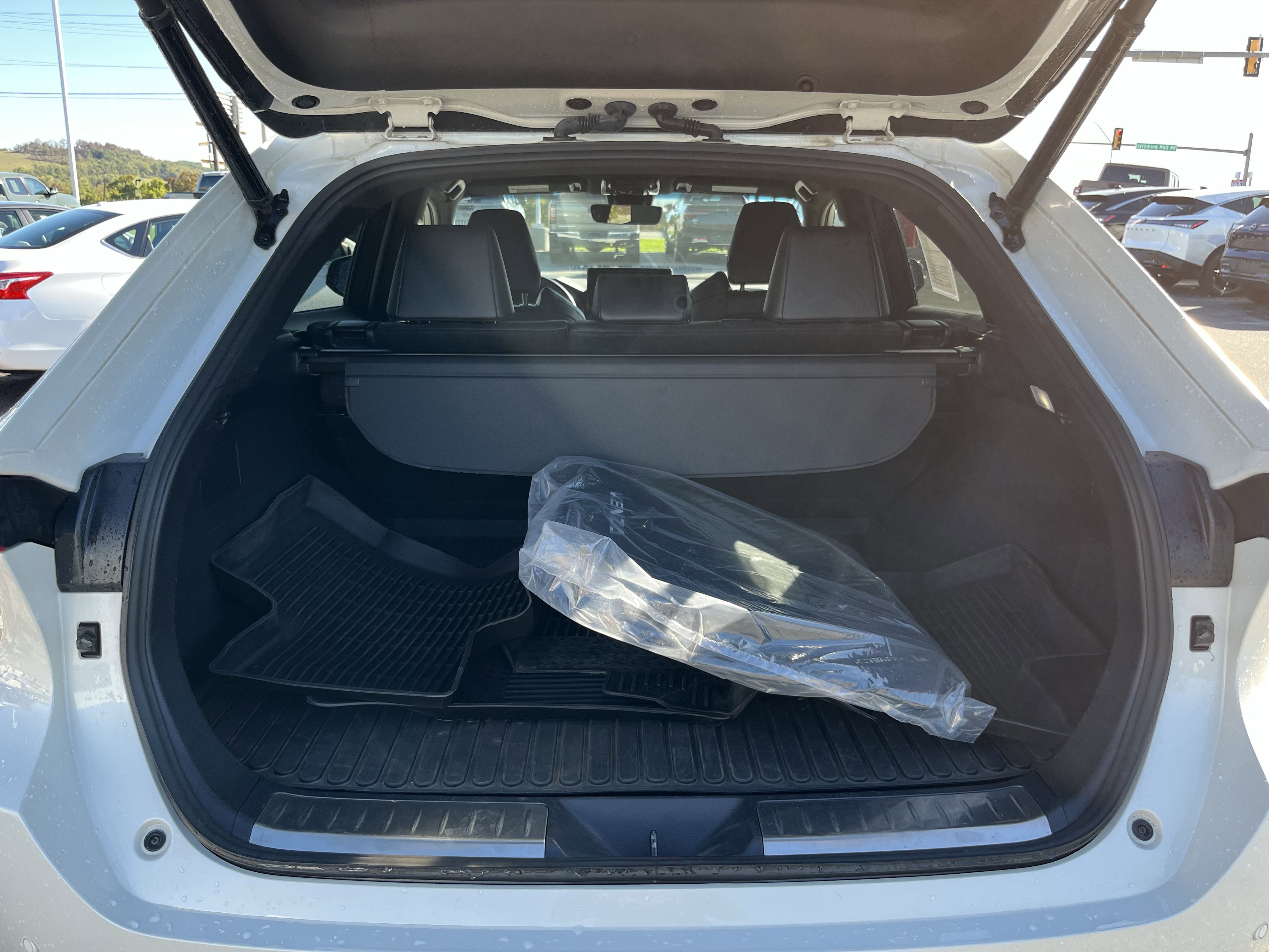 Used 2022 Toyota Venza XLE image 5