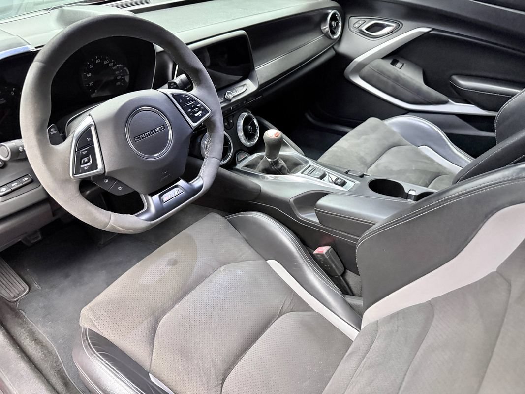 Used 2018 Chevrolet Camaro SS RWD image 9